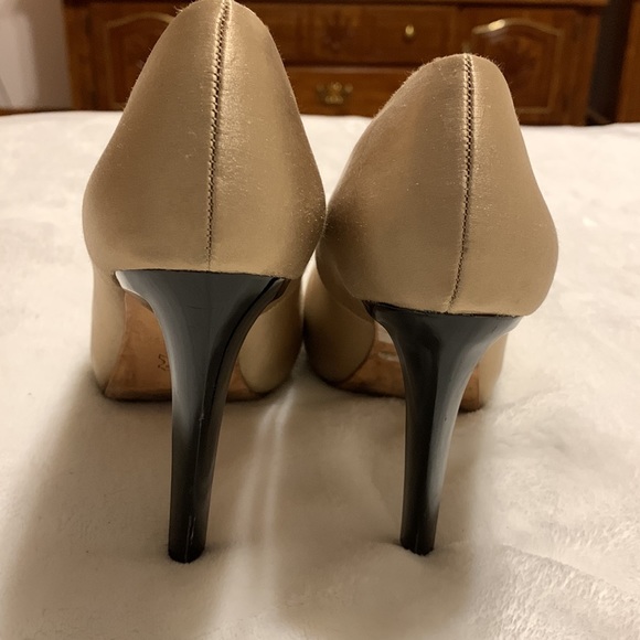 BCBG champagne colour satin pumps, size 6, black heels - Picture 2 of 6
